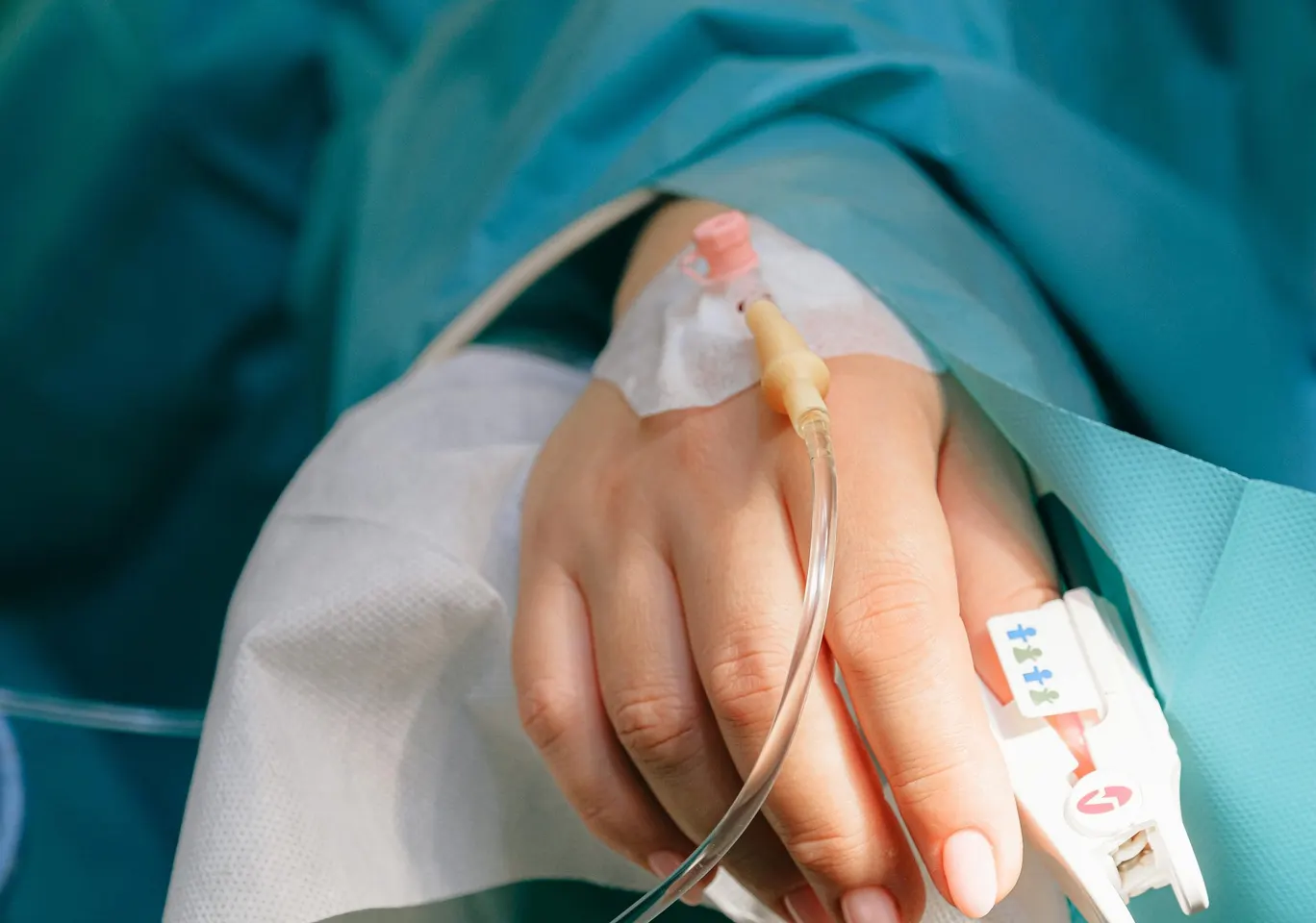 Detoks alkoholowy Goleniów: dłoń z wenflonem i pulsoksymetrem pod nadzorem