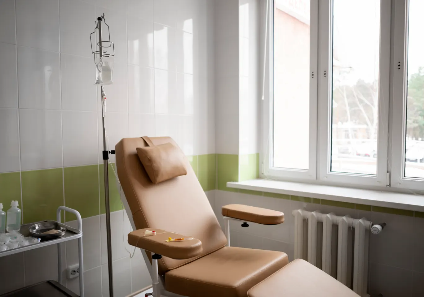 Kroplówki witaminowe Goleniów: gabinet zabiegowy z fotelem i stojakiem na kroplówkę