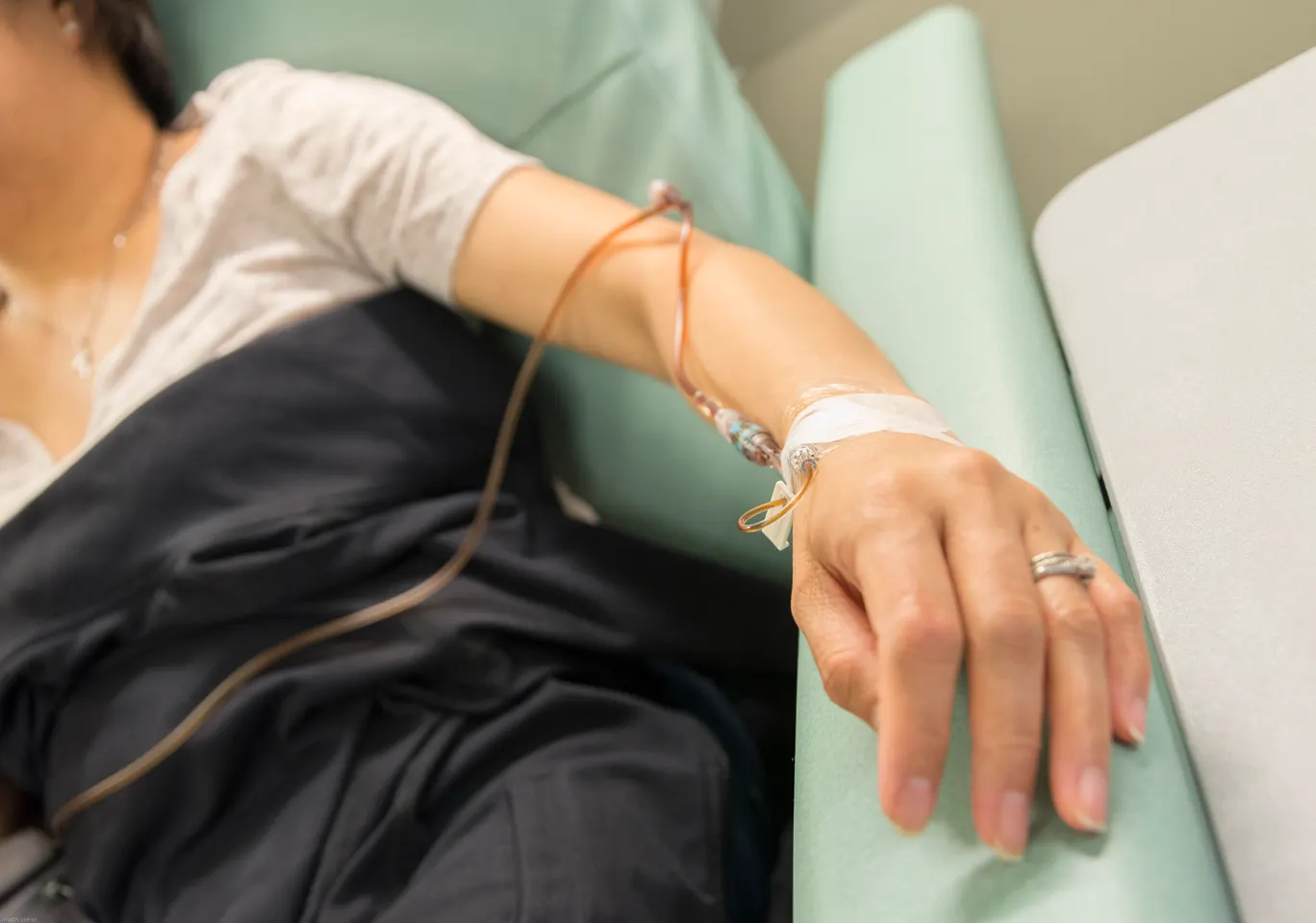 Kroplówki witaminowe Stargard Szczeciński: ręka z podłączoną linią infuzyjną w trakcie zabiegu